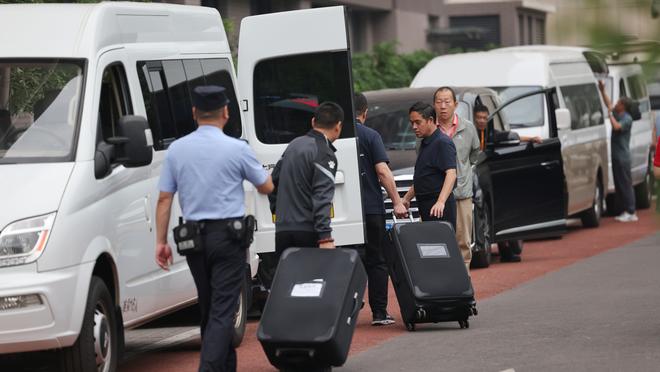 大哥这牌面？直升机吊起易建联巨型球衣 在东莞上空飞行